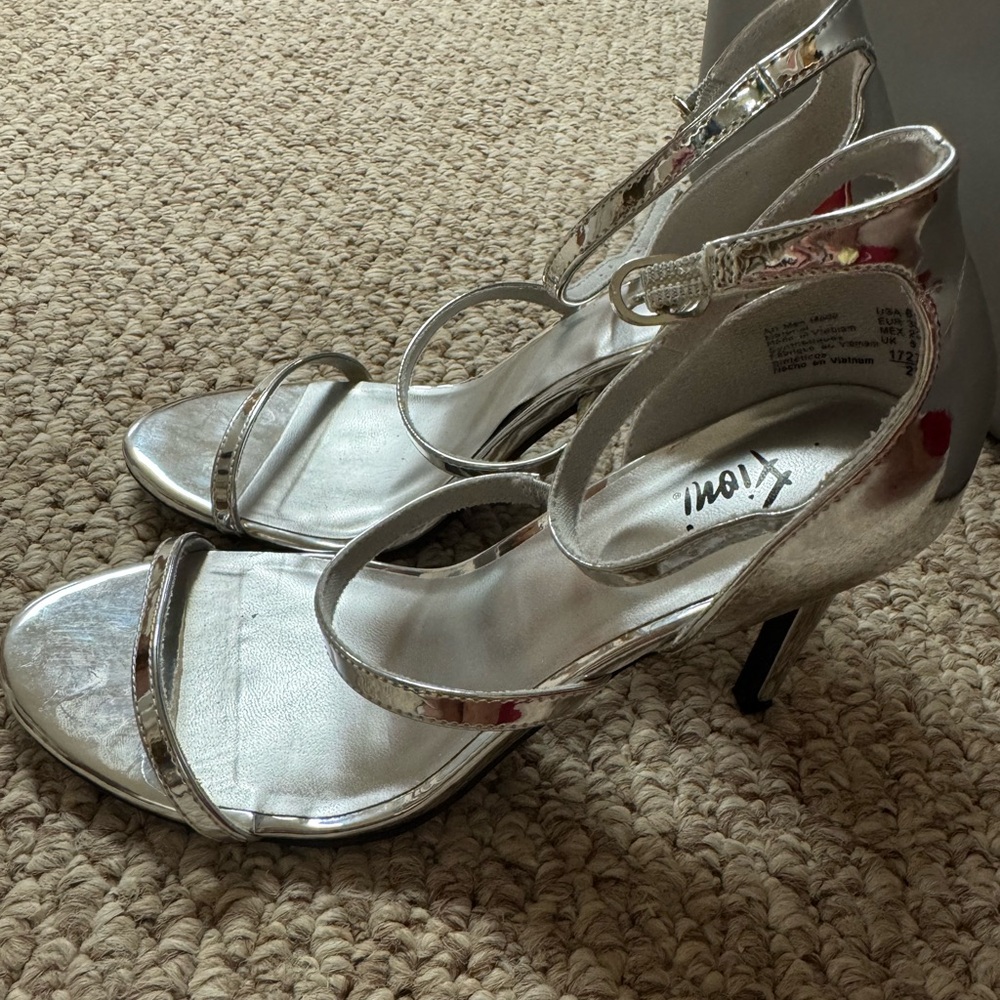 FIONI Silver Heels